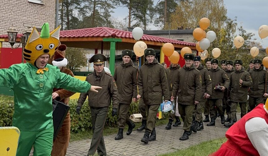 23.10.2025 военнослужащие Полка связи по традиции перед окончанием срока службы навестили детей в Борисовском доме ребенка