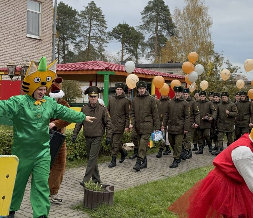 23.10.2025 военнослужащие Полка связи по традиции перед окончанием срока службы навестили детей в Борисовском доме ребенка