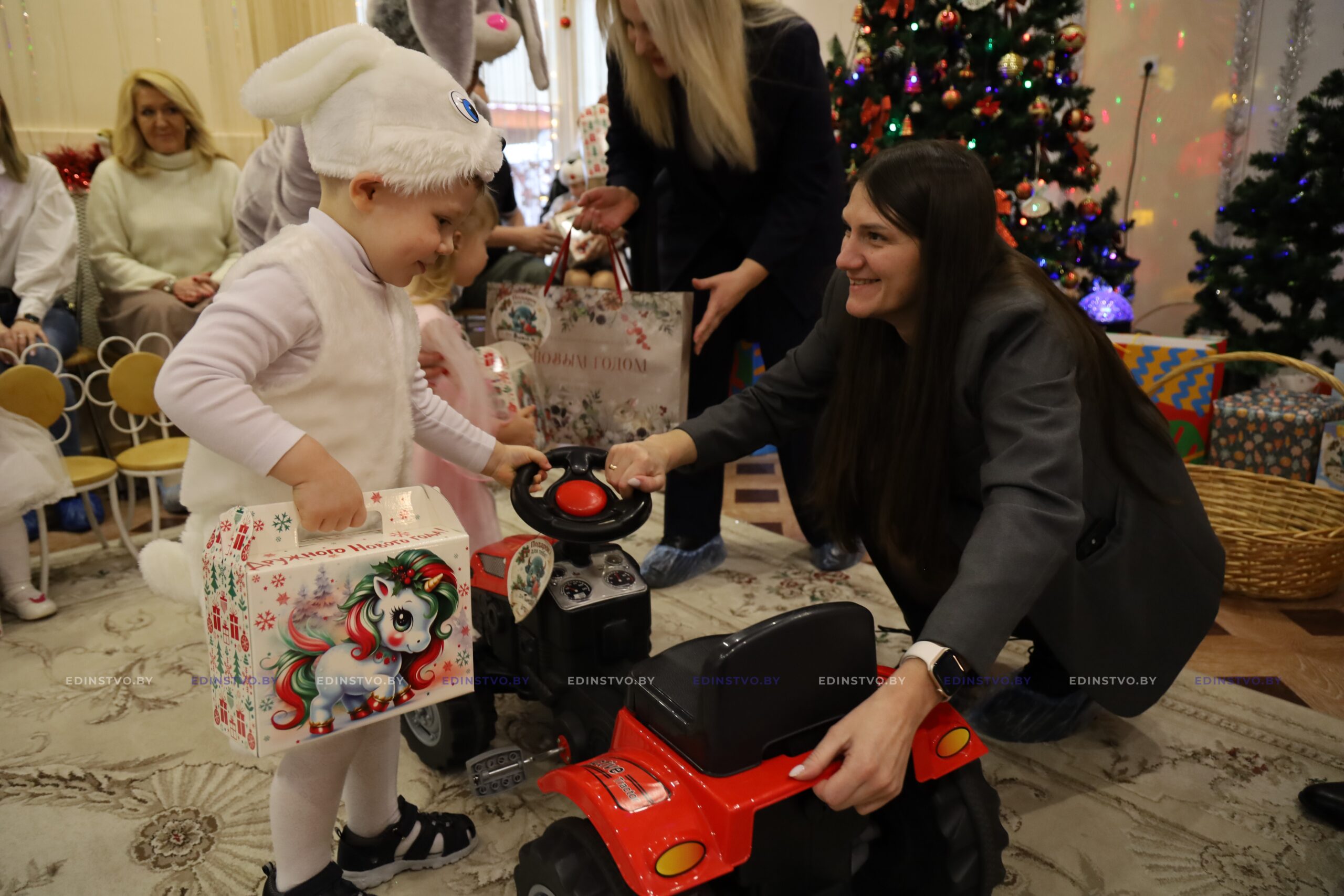 «Патриоты Беларуси» и волонтеры помогли укрепить веру детворы в Деда Мороза