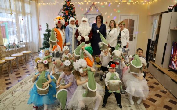 В Борисовский специализированный дом ребенка с подарками приехали первый заместитель Министра здравоохранения Республики Беларусь Елена Богдан и заместитель начальника главного управления по здравоохранению Миноблисполкома Ольга Косякова.