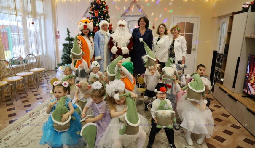 В Борисовский специализированный дом ребенка с подарками приехали первый заместитель Министра здравоохранения Республики Беларусь Елена Богдан и заместитель начальника главного управления по здравоохранению Миноблисполкома Ольга Косякова.