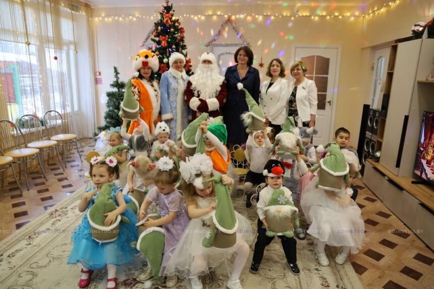 В Борисовский специализированный дом ребенка с подарками приехали первый заместитель Министра здравоохранения Республики Беларусь Елена Богдан и заместитель начальника главного управления по здравоохранению Миноблисполкома Ольга Косякова.